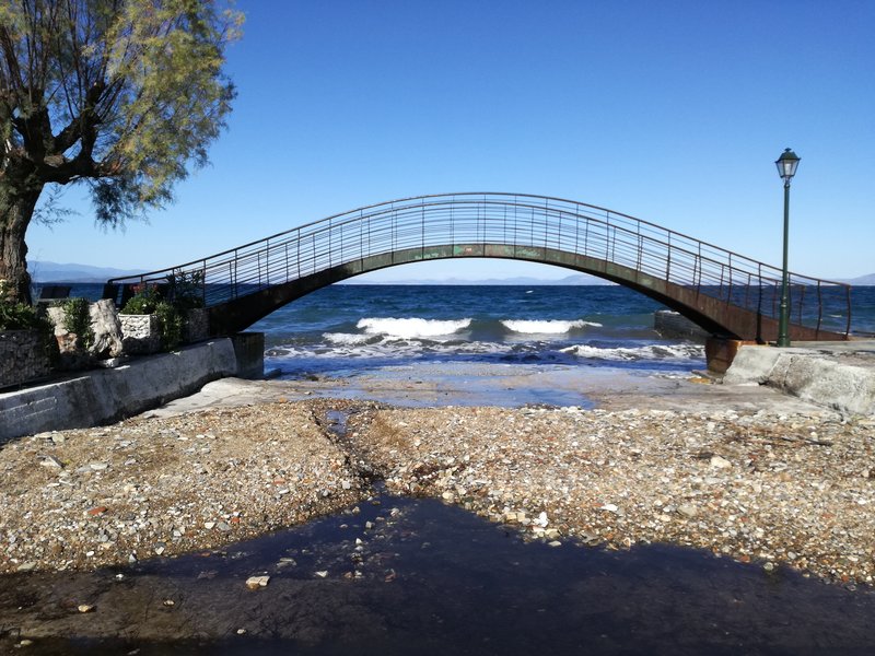 Le pont à l'entrée de Milina